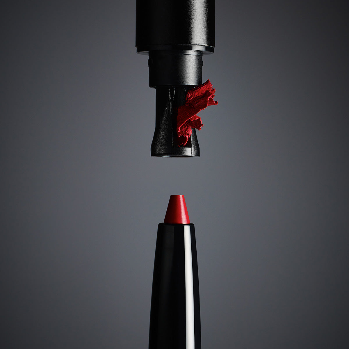 EMBRASSES MOI - UNIVERSAL RED - long-wearing lip liner in universal red shade product image showing sharpener and lip pencil tip