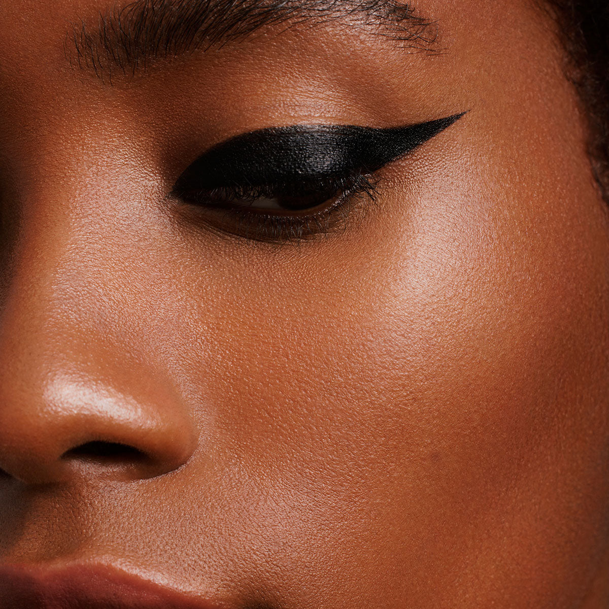 CHAT NOIR - INKY BLACK - black liquid refillable eyeliner on model