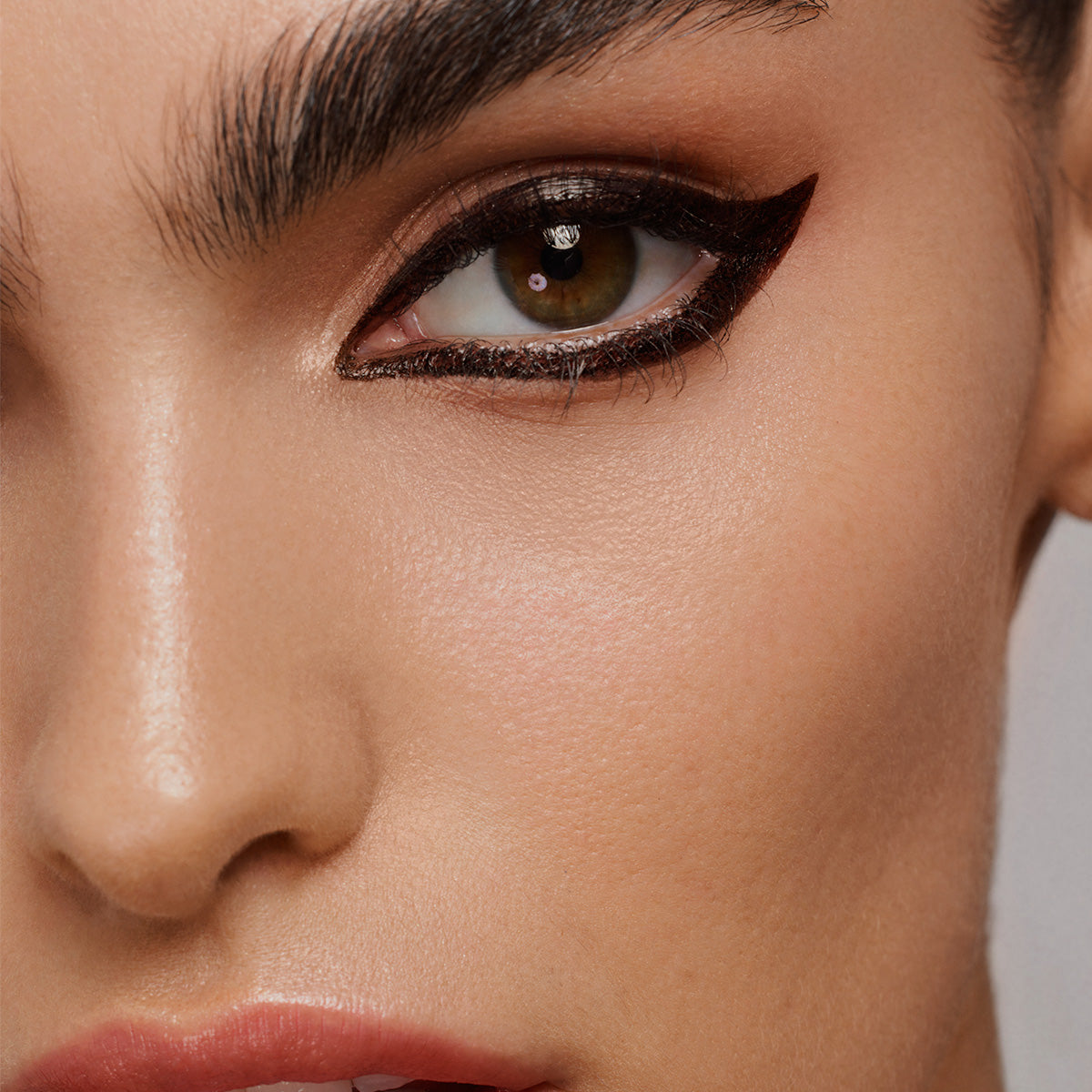 BRUN RICHE - RICH BROWN - refillable brown liquid eyeliner on model