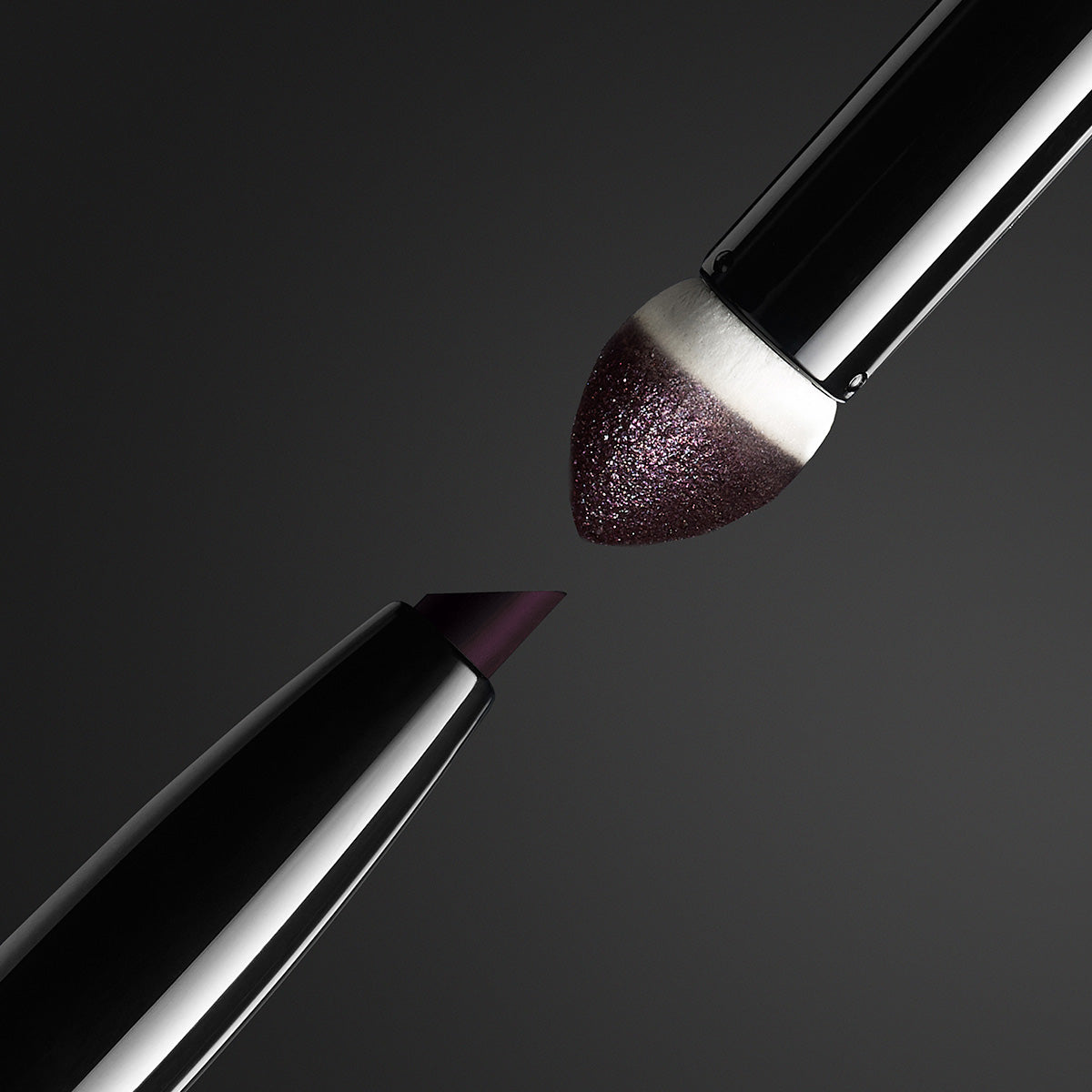 VAPEUR MAUVE - PURPLE - Close up of sponge tip with shimmering eyeshadow and eyeliner tip in purple shade