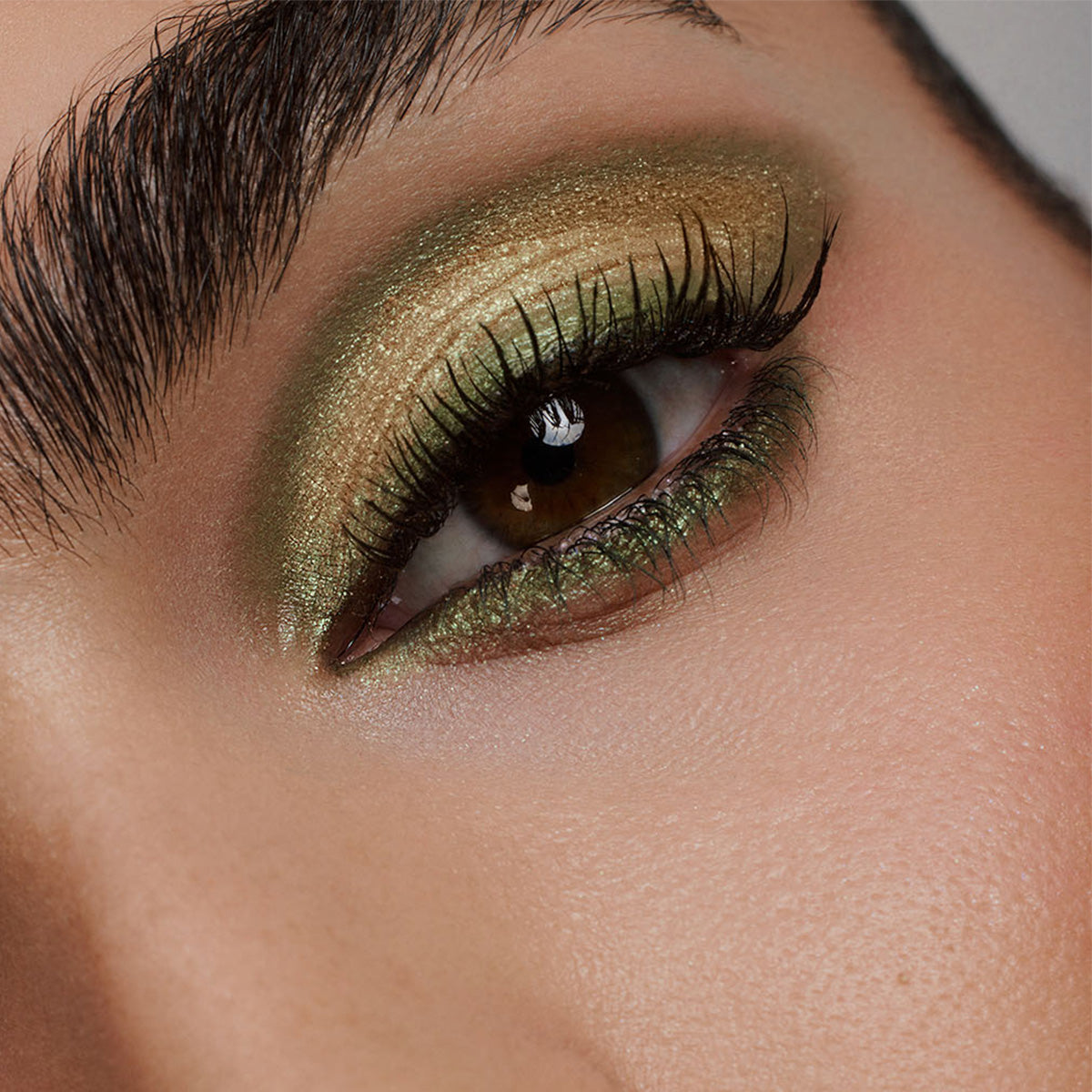 MESMER EYES - KHAKI GREEN CREAM WITH GLISTENING GREEN-GOLD SHADOW - Khaki green cream with green-gold shimmer powder in unique double-decker eyeshadow on model