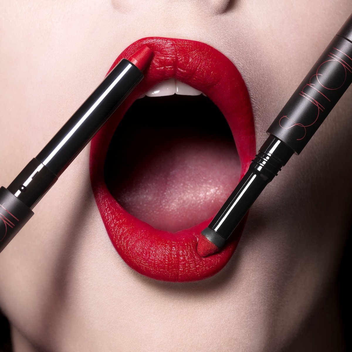 GALOCHER - BLUE RED - dual-ended matte lipstick lip powder pencil application on model
