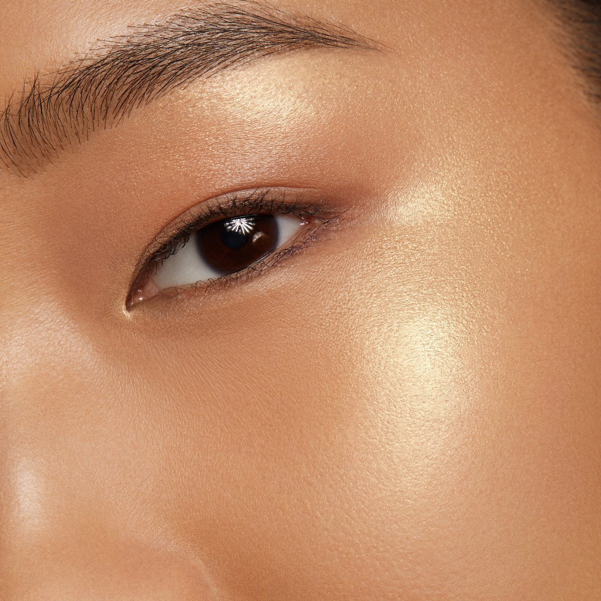 5 - LIGHT MEDIUM / YELLOW - oil-free foundation and primer formula with built in brush on model in shade five