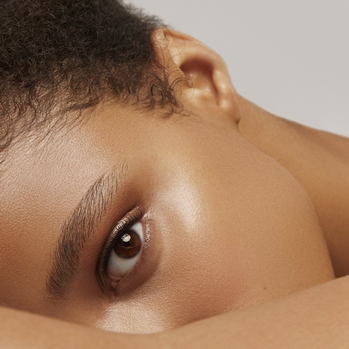 11 - CARAMEL / GOLDEN OCHRE - oil-free foundation and primer formula with built in brush on model in shade twelve